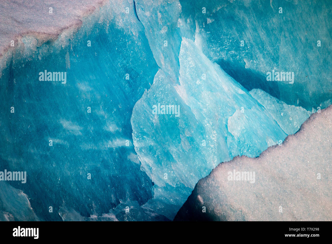 Die knik Gletscher in Alaska. Mangel an Schnee - Abdeckung setzen den Ascheregen vom nahe gelegenen Redoubt Volcano, wodurch die Albedo Effekt. Es gibt Tausende von Gletscher in Alaska und mindestens 616 von ihnen sind benannt. Zusammen sind sie verlieren 75 Milliarden Tonnen Eis jedes Jahr durch das Abschmelzen. Diese Zahl dürfte in den kommenden Jahren zu erhöhen. Mai 2015 Die heißesten in 91 Jahren war. Die blaue Farbe ist natürlich vorkommenden, sondern wird durch underexposing das Bild verbessert. Stockfoto