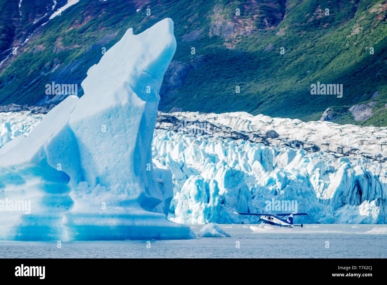 Die knik Gletscher in Alaska. Mangel an Schnee - Abdeckung setzen den Ascheregen vom nahe gelegenen Redoubt Volcano, wodurch die Albedo Effekt. Es gibt Tausende von Gletscher in Alaska und mindestens 616 von ihnen sind benannt. Zusammen sind sie verlieren 75 Milliarden Tonnen Eis jedes Jahr durch das Abschmelzen. Diese Zahl dürfte in den kommenden Jahren zu erhöhen. Mai 2015 Die heißesten in 91 Jahren war. Die blaue Farbe ist natürlich vorkommenden, sondern wird durch underexposing das Bild verbessert. Stockfoto