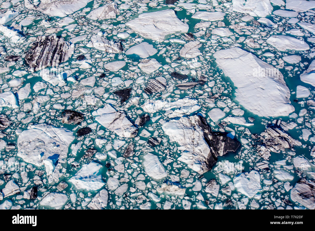 Die knik Gletscher in Alaska. Mangel an Schnee - Abdeckung setzen den Ascheregen vom nahe gelegenen Redoubt Volcano, wodurch die Albedo Effekt. Es gibt Tausende von Gletscher in Alaska und mindestens 616 von ihnen sind benannt. Zusammen sind sie verlieren 75 Milliarden Tonnen Eis jedes Jahr durch das Abschmelzen. Diese Zahl dürfte in den kommenden Jahren zu erhöhen. Mai 2015 Die heißesten in 91 Jahren war. Die blaue Farbe ist natürlich vorkommenden, sondern wird durch underexposing das Bild verbessert. Stockfoto