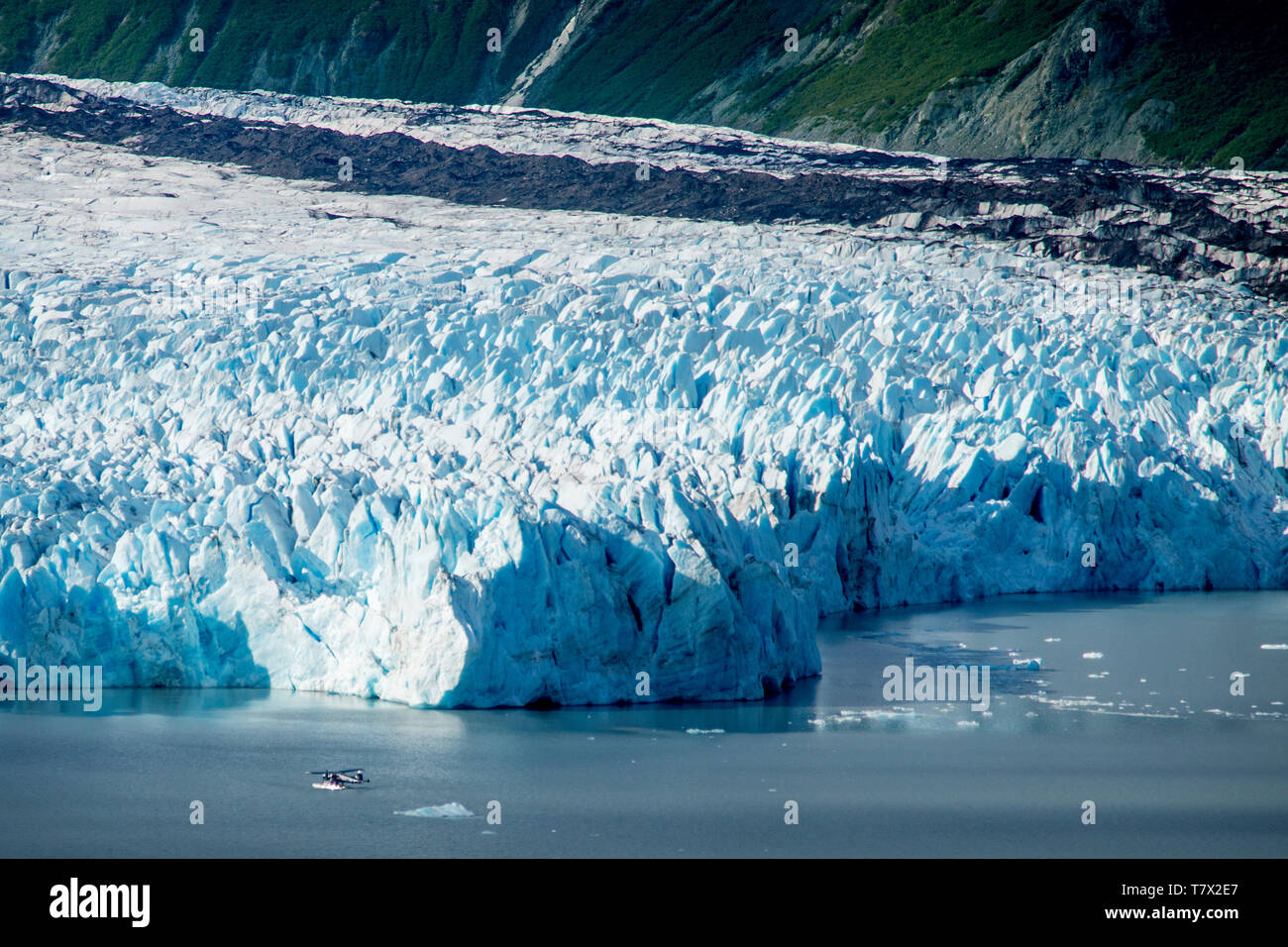 Die knik Gletscher in Alaska. Mangel an Schnee - Abdeckung setzen den Ascheregen vom nahe gelegenen Redoubt Volcano, wodurch die Albedo Effekt. Es gibt Tausende von Gletscher in Alaska und mindestens 616 von ihnen sind benannt. Zusammen sind sie verlieren 75 Milliarden Tonnen Eis jedes Jahr durch das Abschmelzen. Diese Zahl dürfte in den kommenden Jahren zu erhöhen. Mai 2015 Die heißesten in 91 Jahren war. Die blaue Farbe ist natürlich vorkommenden, sondern wird durch underexposing das Bild verbessert. Stockfoto