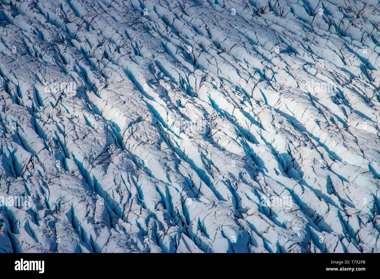 Die knik Gletscher in Alaska. Mangel an Schnee - Abdeckung setzen den Ascheregen vom nahe gelegenen Redoubt Volcano, wodurch die Albedo Effekt. Es gibt Tausende von Gletscher in Alaska und mindestens 616 von ihnen sind benannt. Zusammen sind sie verlieren 75 Milliarden Tonnen Eis jedes Jahr durch das Abschmelzen. Diese Zahl dürfte in den kommenden Jahren zu erhöhen. Mai 2015 Die heißesten in 91 Jahren war. Die blaue Farbe ist natürlich vorkommenden, sondern wird durch underexposing das Bild verbessert. Stockfoto