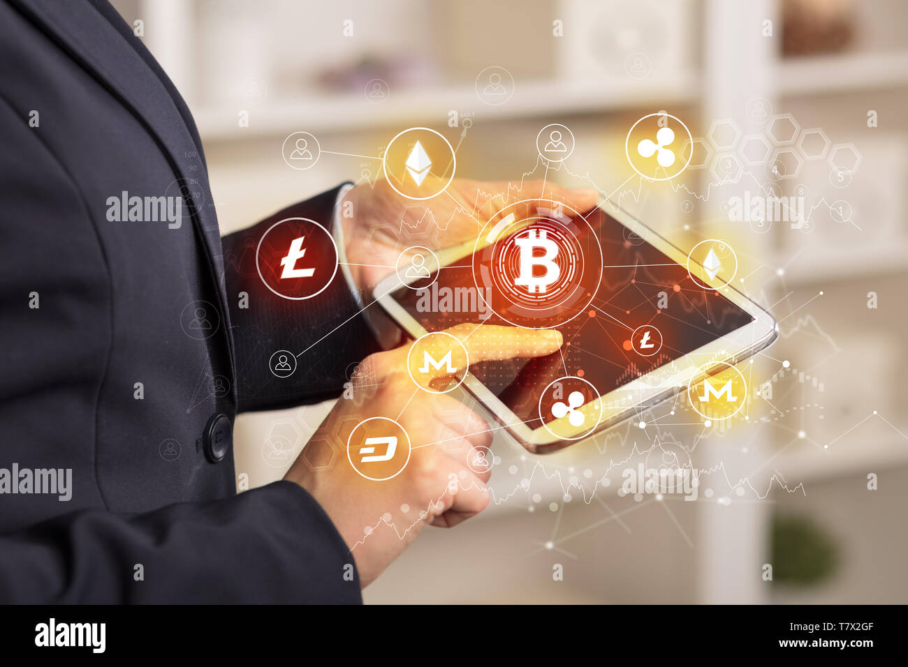 Business Frau mit Tablet mit cryptocurrency Bitcoin link netzwerk konzept Stockfoto