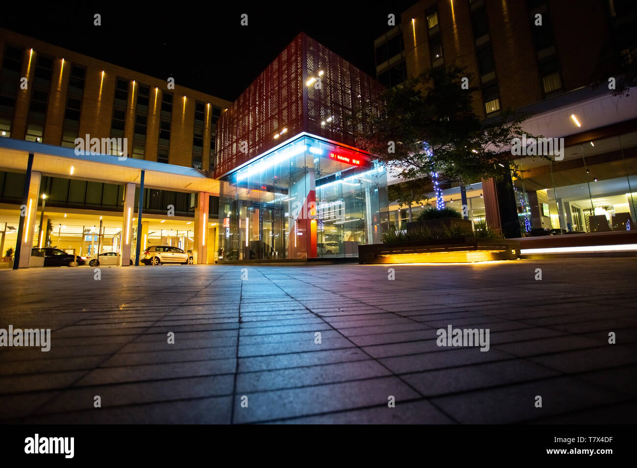 Kapstadt, Südafrika, 12. April 2019: Licht aus, die Fahrbahn in der Nacht von den Gebäuden der Modern Hotel and Conference complex. Stockfoto