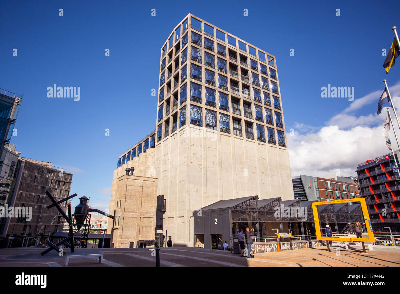 Kapstadt, Südafrika, 12. April 2019: Außen der zeitgenössischen Kunst. Das Gebäude wurde aus alten Getreidesilos umgebaut. Stockfoto