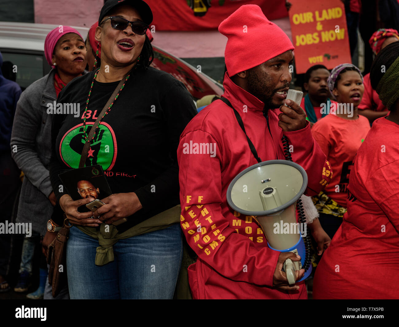 Schwarze Land Erste und EFF Unterstützer am 8. Mai 2019 Südafrikanischen Parlamentswahlen sammeln in den Imizamo Yethu informelle Siedlung in Hout Bay, Stockfoto