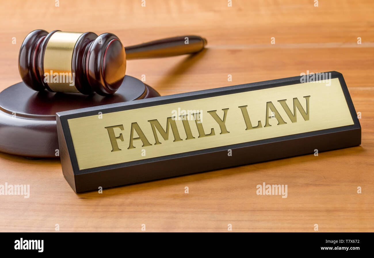Einen Hammer und ein Namensschild mit der Gravur Familienrecht Stockfoto