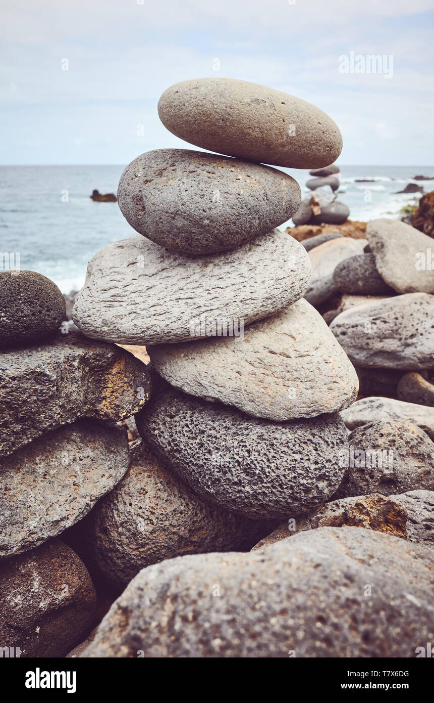 Stein am Strand stack, selektiver Fokus, Farbe Tonen angewendet. Stockfoto