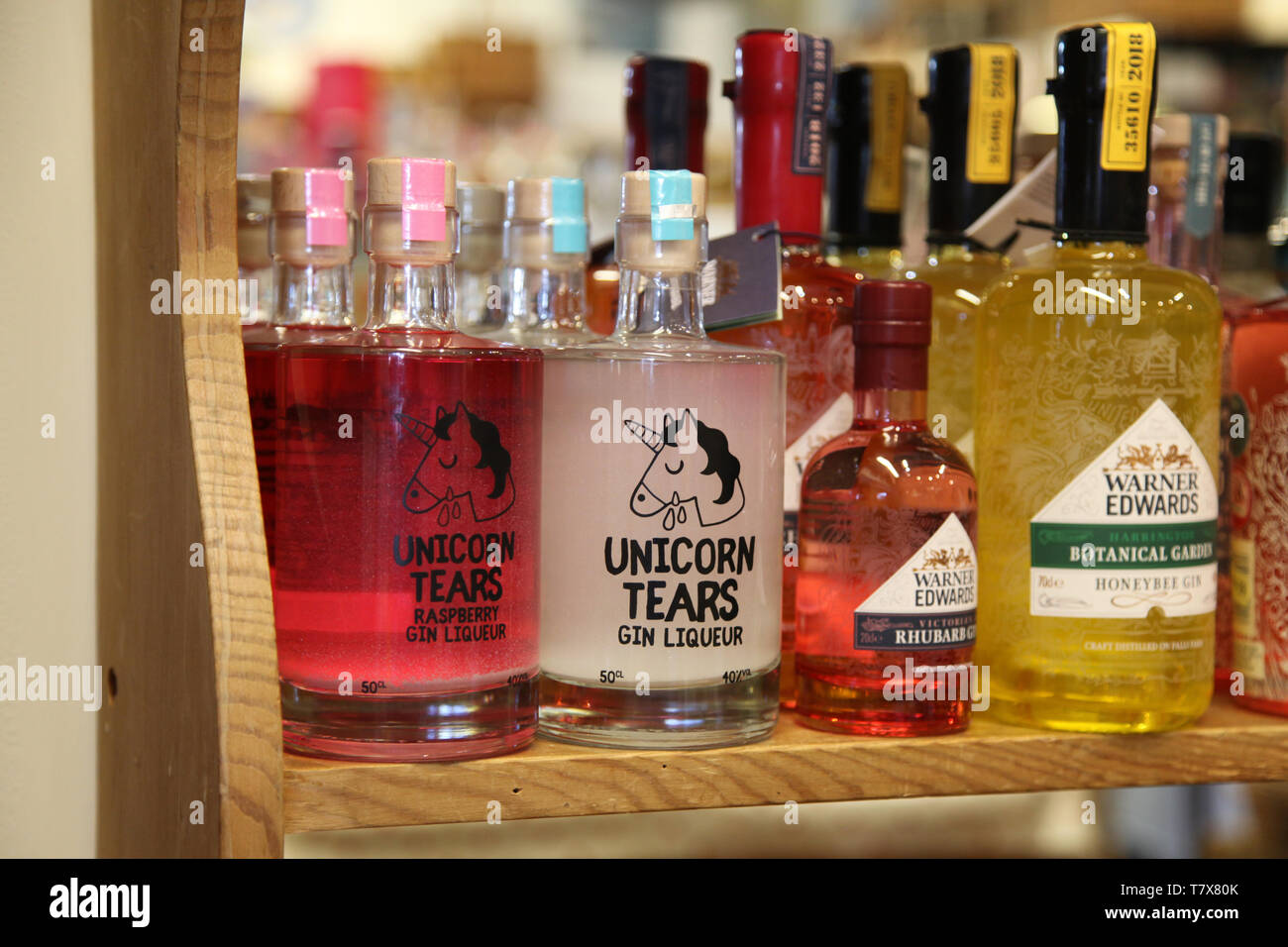 Flaschen Einhorn Tränen Gin Likör, einem luxuriösen Britischen gin Marke auf Anzeige im Shop Stockfoto