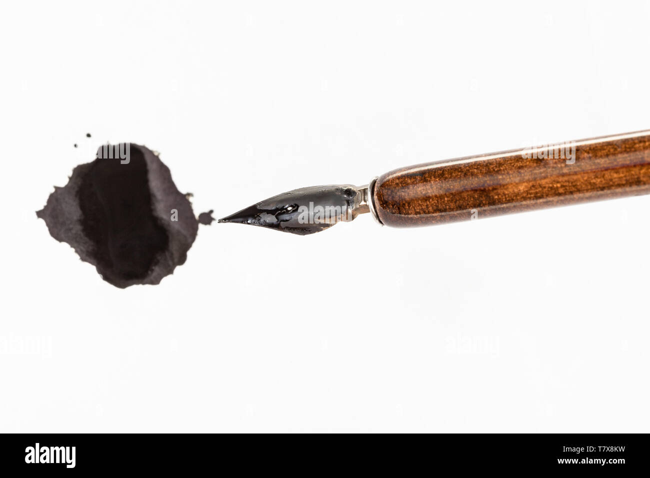 Ansicht von oben in schwarz lackiert nib braun Stifthalter und tupfen Sie mit schwarzer Tinte auf weißem Papier Stockfoto