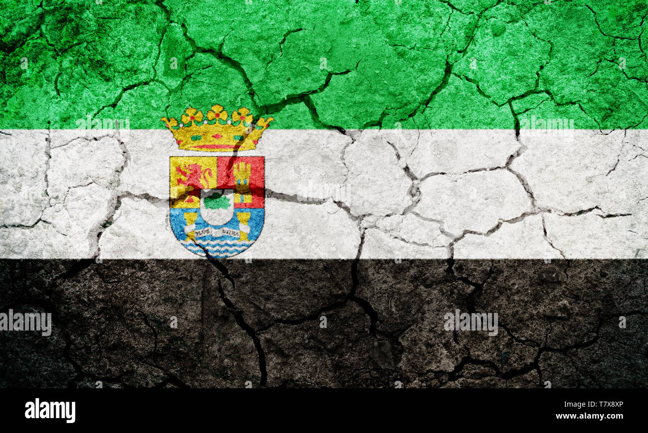 Extremadura Flagge, autonome Gemeinschaft Spaniens, auf trockener Erde Textur Hintergrund Stockfoto