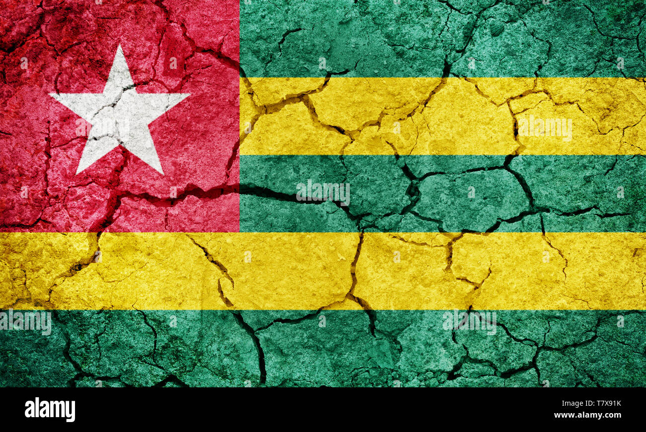 Republik Togo Flagge auf trockener Erde Boden Textur Hintergrund Stockfoto