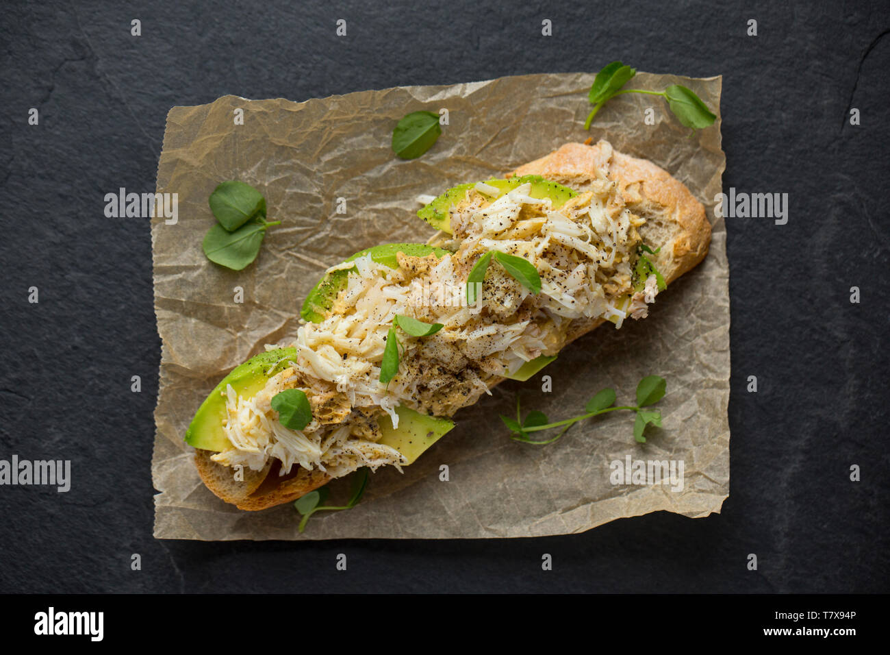 Ein Sandwich aus der braunen und weißen Fleisch von einer seespinne in einer Dropdown-Liste Net, dass aus einem Pier in Dorset gesenkt wurde gefangen. Die braune Fleisch h Stockfoto