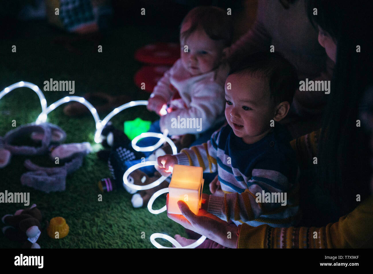 Nahaufnahme eines jungen Spaß in einer sensorischen Gruppe mit beleuchteten Spielzeug. Stockfoto