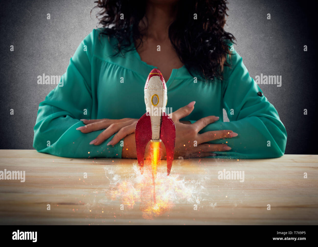Geschäftsfrau startet seine Firma mit einer Rakete. Konzept der beim Systemstart und Innovation. Stockfoto