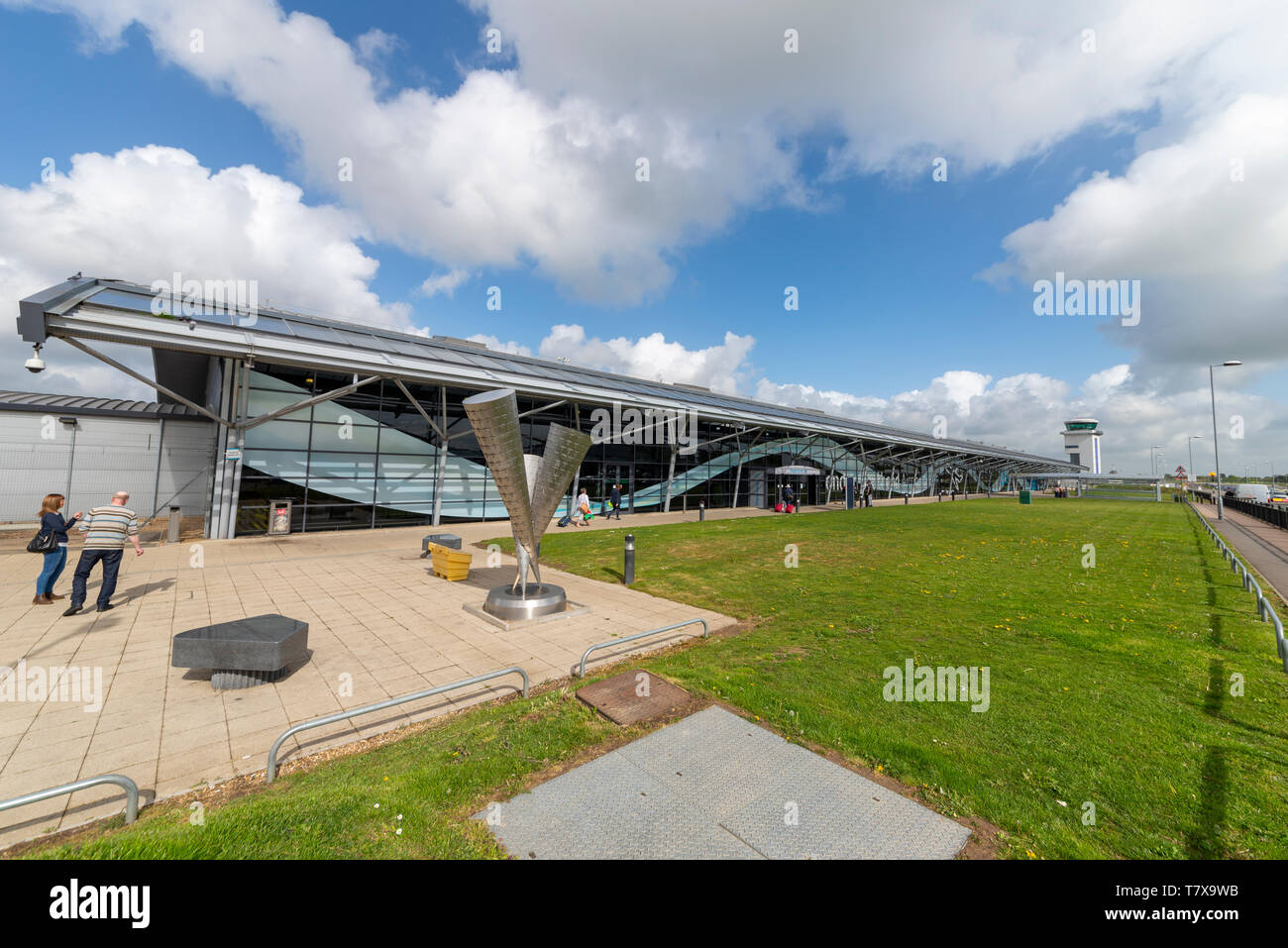 London Southend Airport Terminal Gebäude, Southend on SEA, Essex, Großbritannien. Personen, Passagiere und Flugsicherungsturm. Gedenkstätte Stockfoto