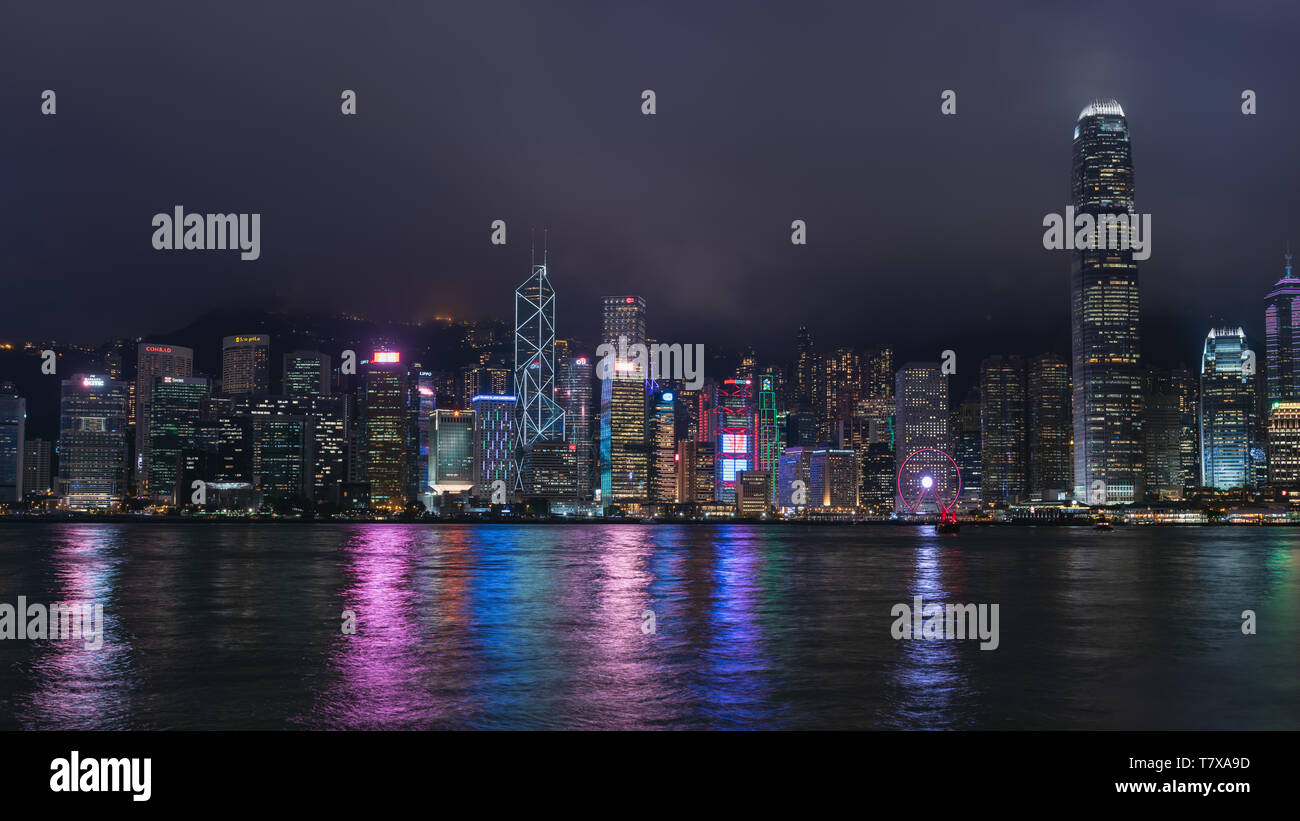 Nacht Blick auf Victoria Harbour in Hong Kong, China. Stockfoto