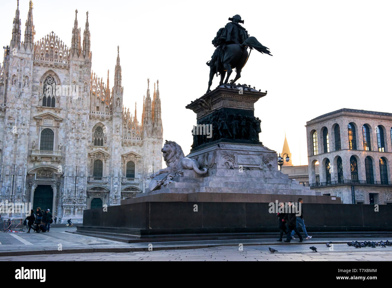 Mailand, Italien - 29 November 2013: Dom und Marktplatz in Mailand morgen nach dem Regen, Menschen und Arbeitnehmer sind zu Fuß in der Innenstadt von Mailand. Stockfoto