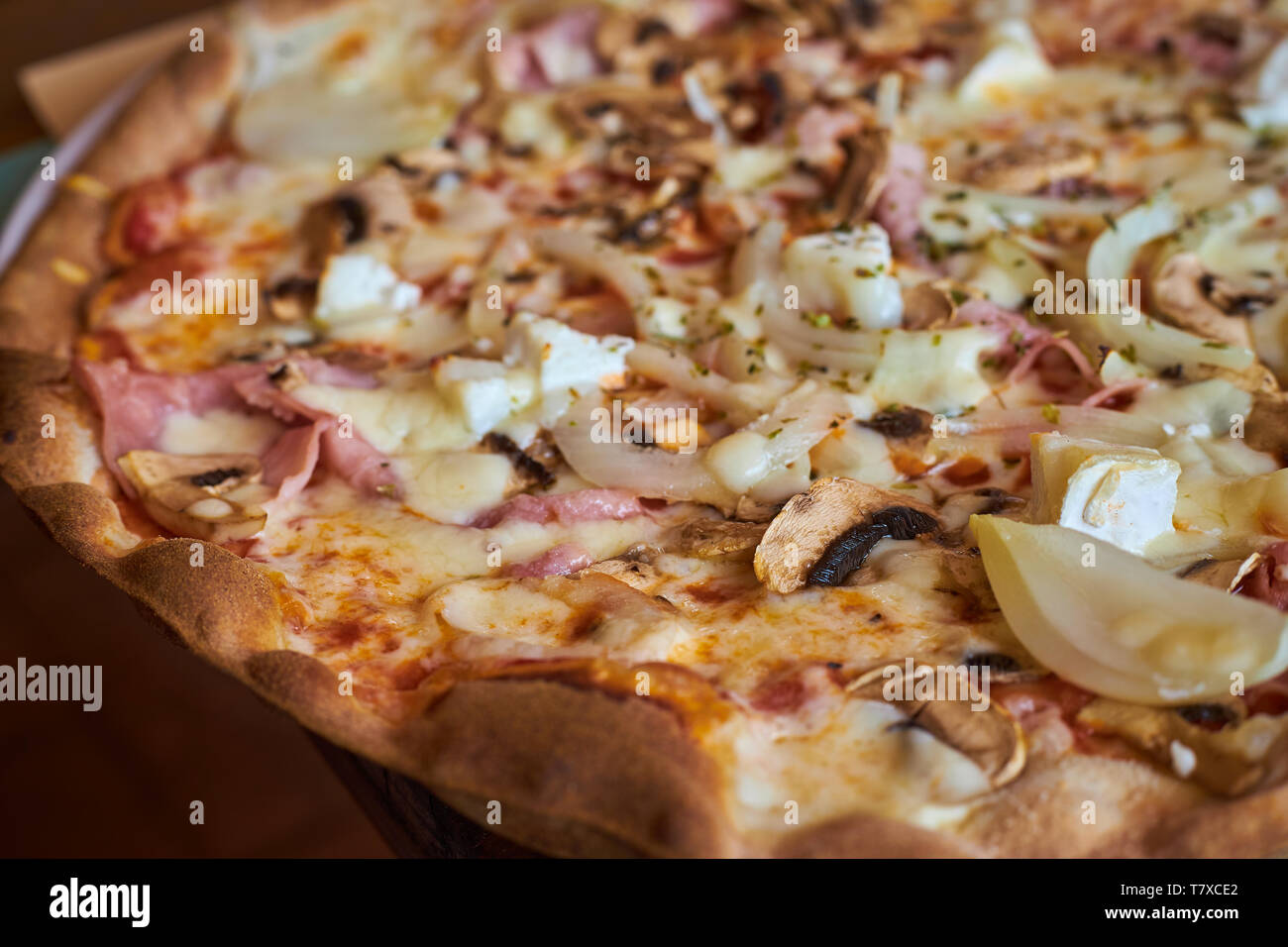 In der Nähe der Pizza im Restaurant Stockfoto