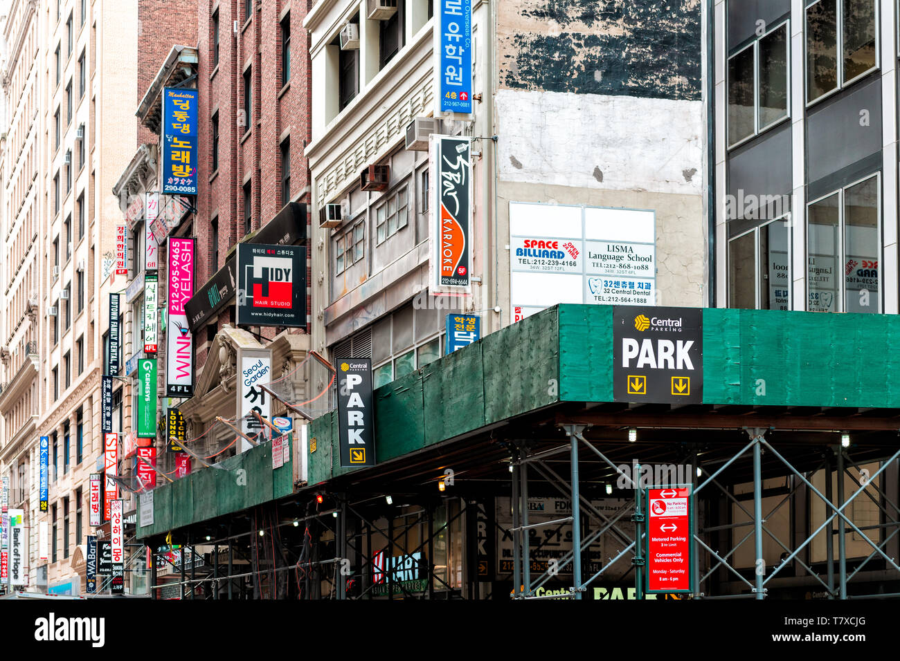 New York City, USA - 7. April 2018: Manhattan NYC Gebäude in der Nähe der koreanischen Stadt mit vielen Läden, Geschäften Schilder auf der West 32nd Street Straße parken Stockfoto