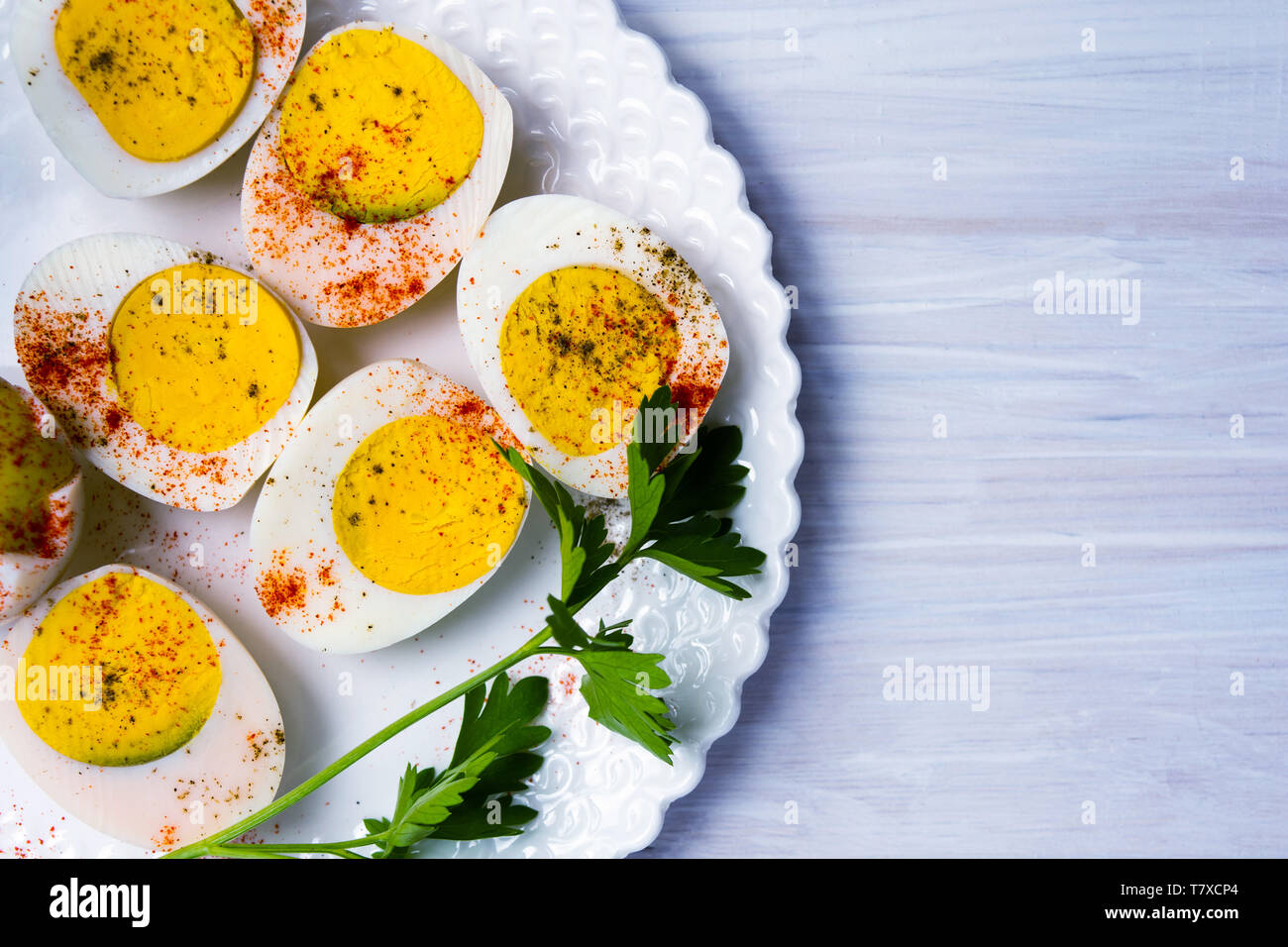 Gekochte Eier in Scheiben geschnitten auf eine Platte, Ansicht von oben Stockfoto
