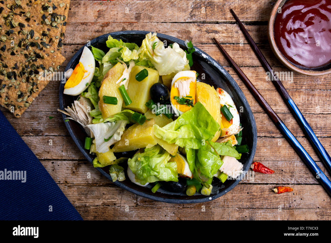 Geflügelsalat mit gekochten Eiern und Gemüse auf einer Platte Stockfoto