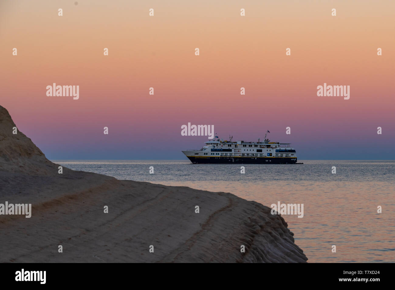 Die lindblad National Geographic Venture bei Sonnenuntergang vor der Küste von Isla San Jose, Baja California Sur, Mexiko verankert. Stockfoto