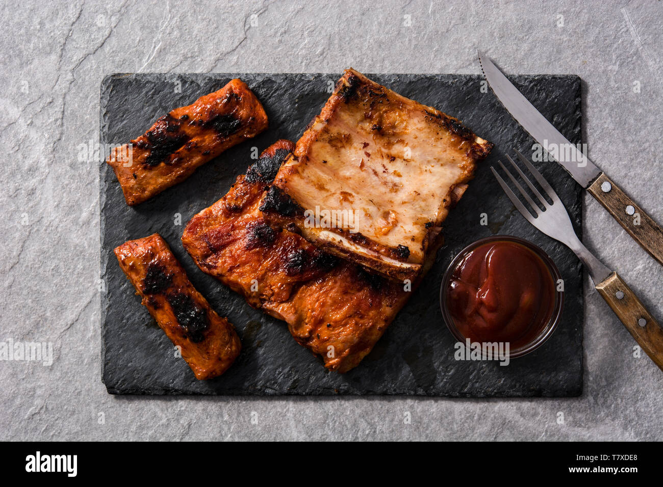 Gegrillte barbecue Rippen auf grauem Stein Hintergrund Stockfoto