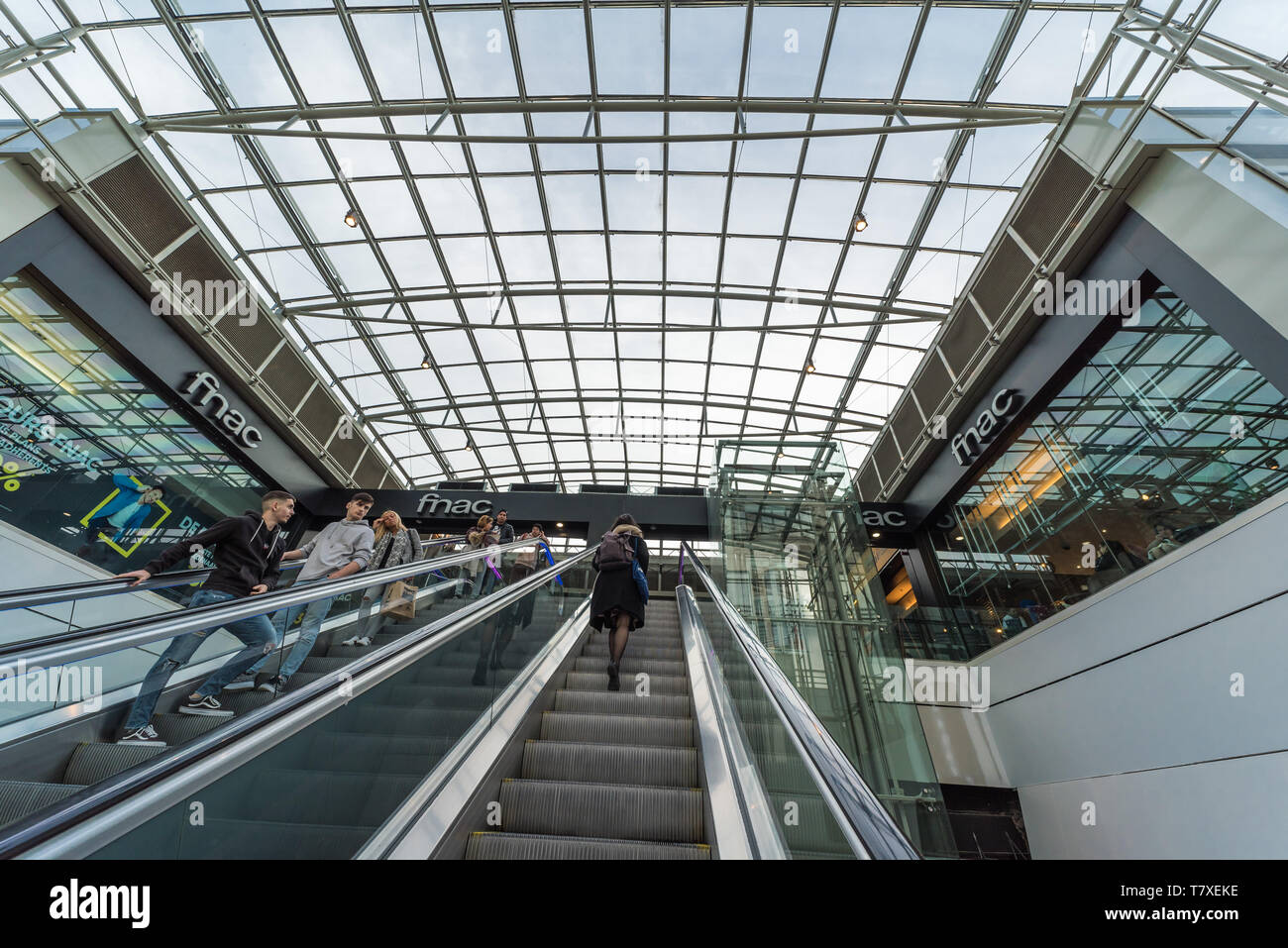 Brüssel, Belgien - 03 10 2019: Rolltreppe und Glasdecke des City2 Shopping Mall und Fnac shop Stockfoto