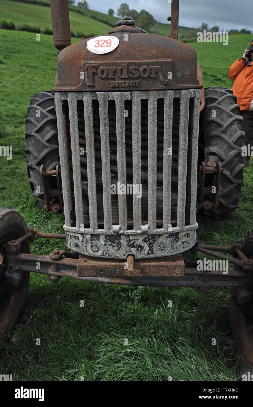 Vintage Fordson Traktoren zum Verkauf auf einem Bauernhof Auktion, Obere Venn Farm, Herefordshire Stockfoto