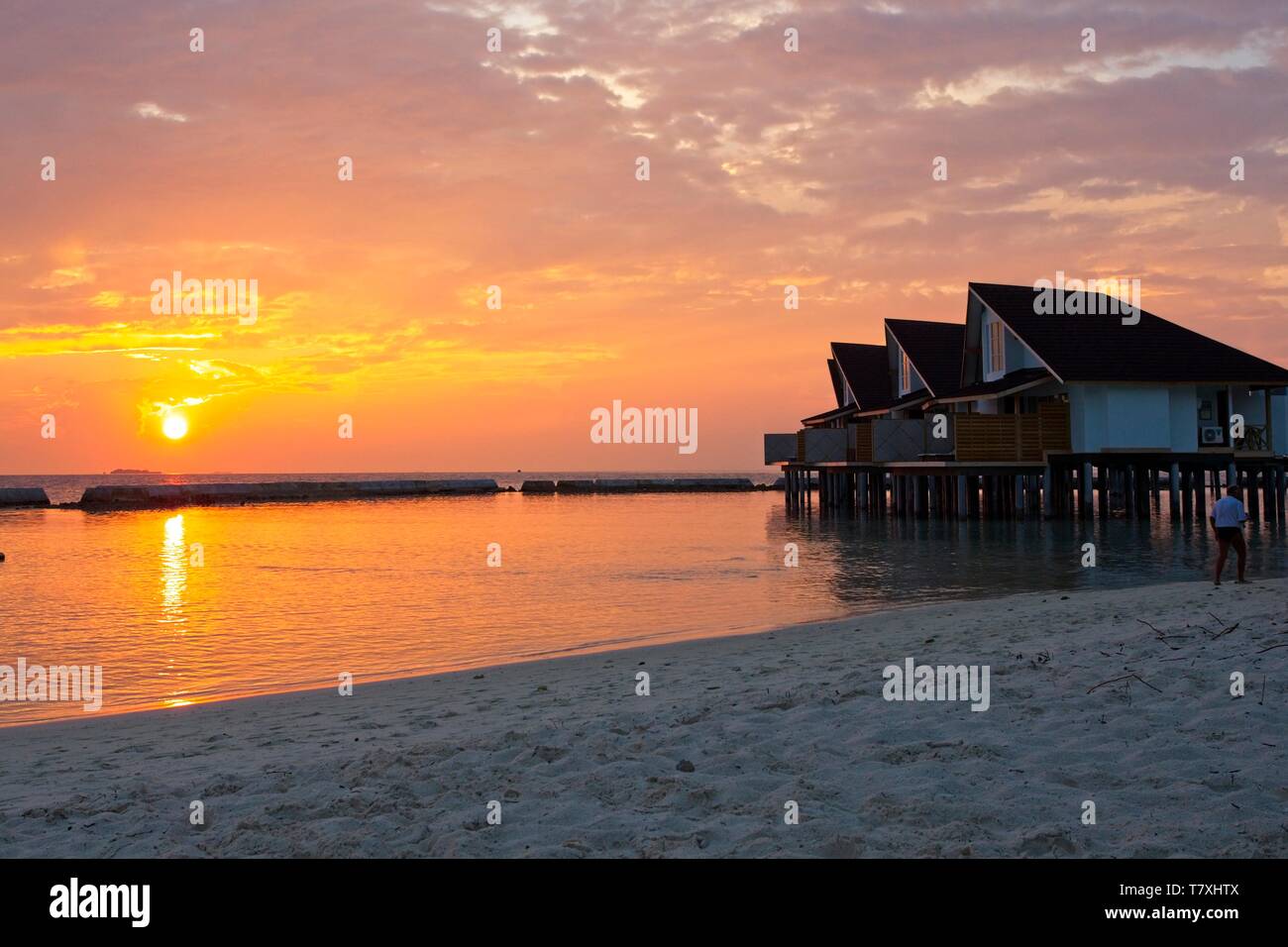 Sunset overwater Villas at Ellaidhoo Resort, Malediven Stockfoto