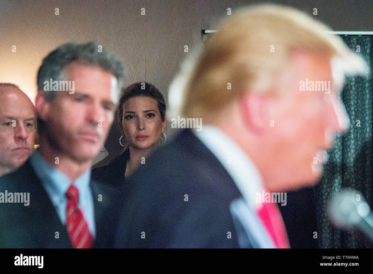 Ivanka Trump hört im Hintergrund als ihr Vater, der republikanische Präsidentschaftskandidat Donald J. Trumpf veranstaltet eine Pressekonferenz in Milford, NH, wo er die Aufschrift vom ehemaligen Massachussetts Senator Scott Brown (links angekündigt). Stockfoto