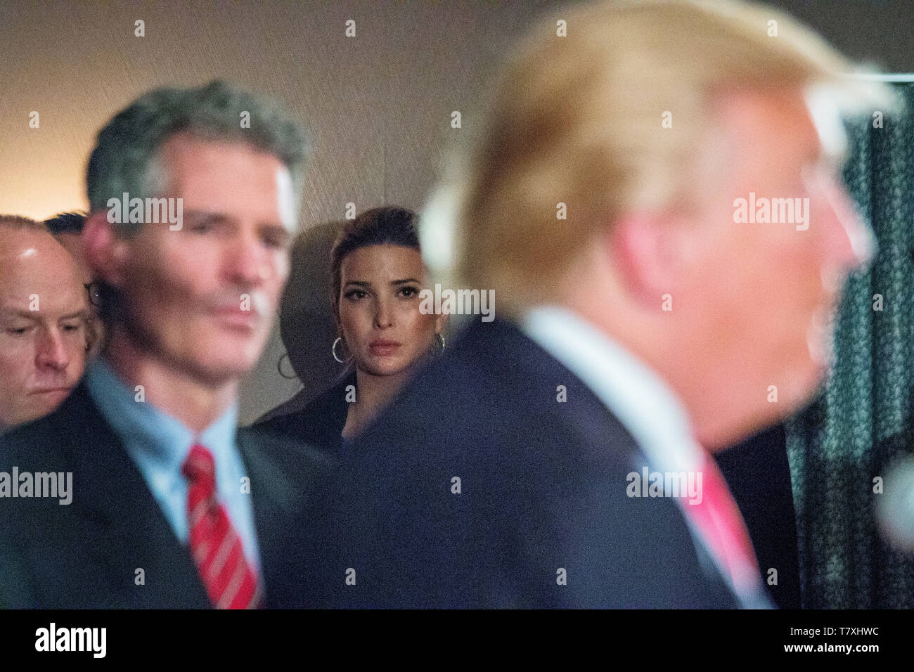 Ivanka Trump hört im Hintergrund als ihr Vater, der republikanische Präsidentschaftskandidat Donald J. Trumpf veranstaltet eine Pressekonferenz in Milford, NH, wo er die Aufschrift vom ehemaligen Massachussetts Senator Scott Brown (links angekündigt). Stockfoto