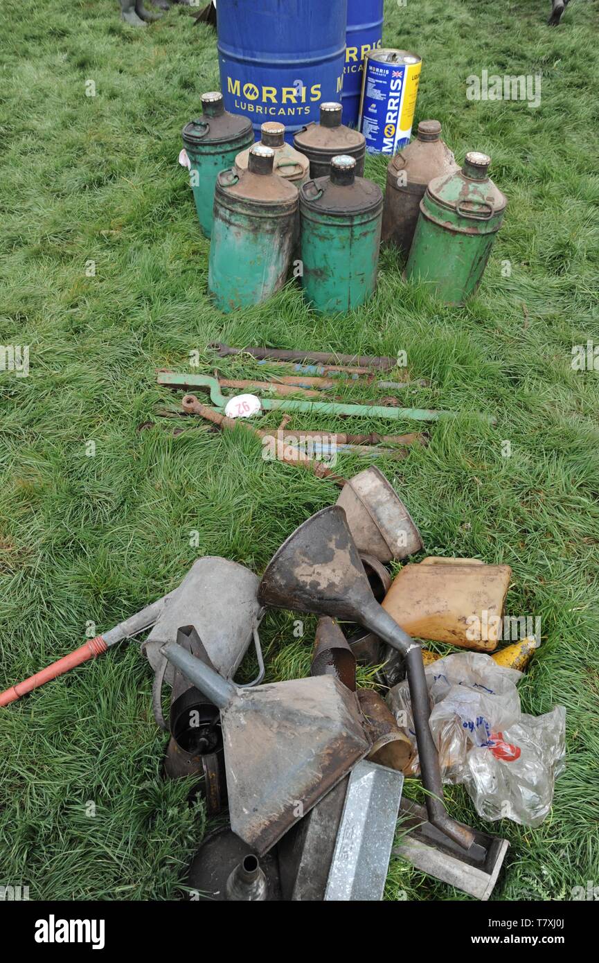 Alte Ölkannen und Oldtimer Landmaschinen zum Verkauf auf einem Bauernhof Auktion, Obere Venn Farm, Herefordshire Stockfoto