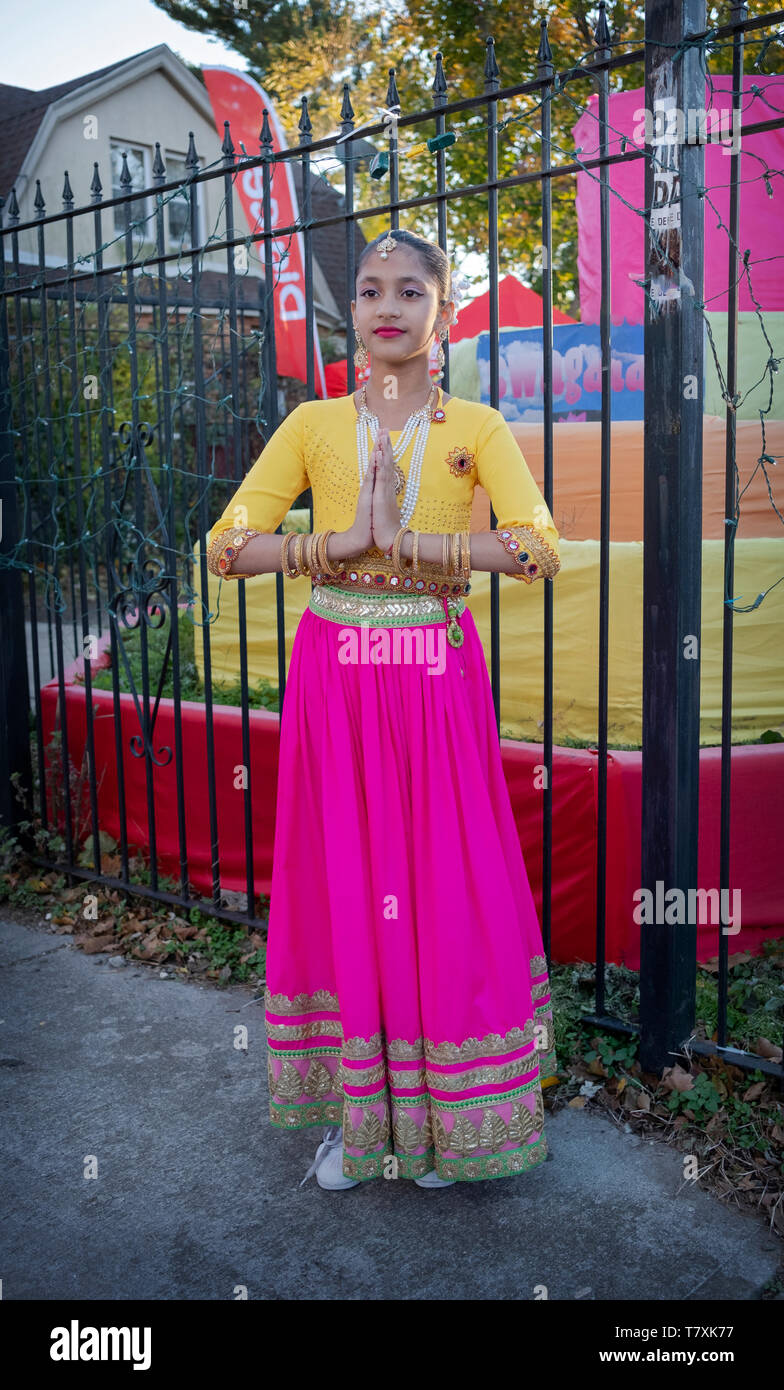 Stellen Porträt einer wunderschönen hinduistischen Jugendlicher zu der Diwali Parade in South Richmond Hill, Queens, New York. Stockfoto