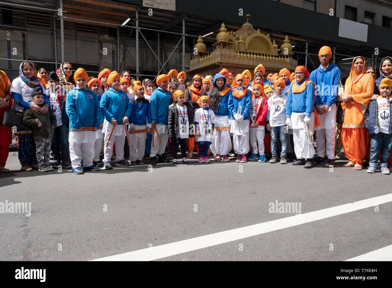 Eine Gruppe von Jungen und Mädchen aus einem Sikh in Queens Schule posieren für ein Foto bei der Sikh Day Parade in Manhattan, New York City. Stockfoto