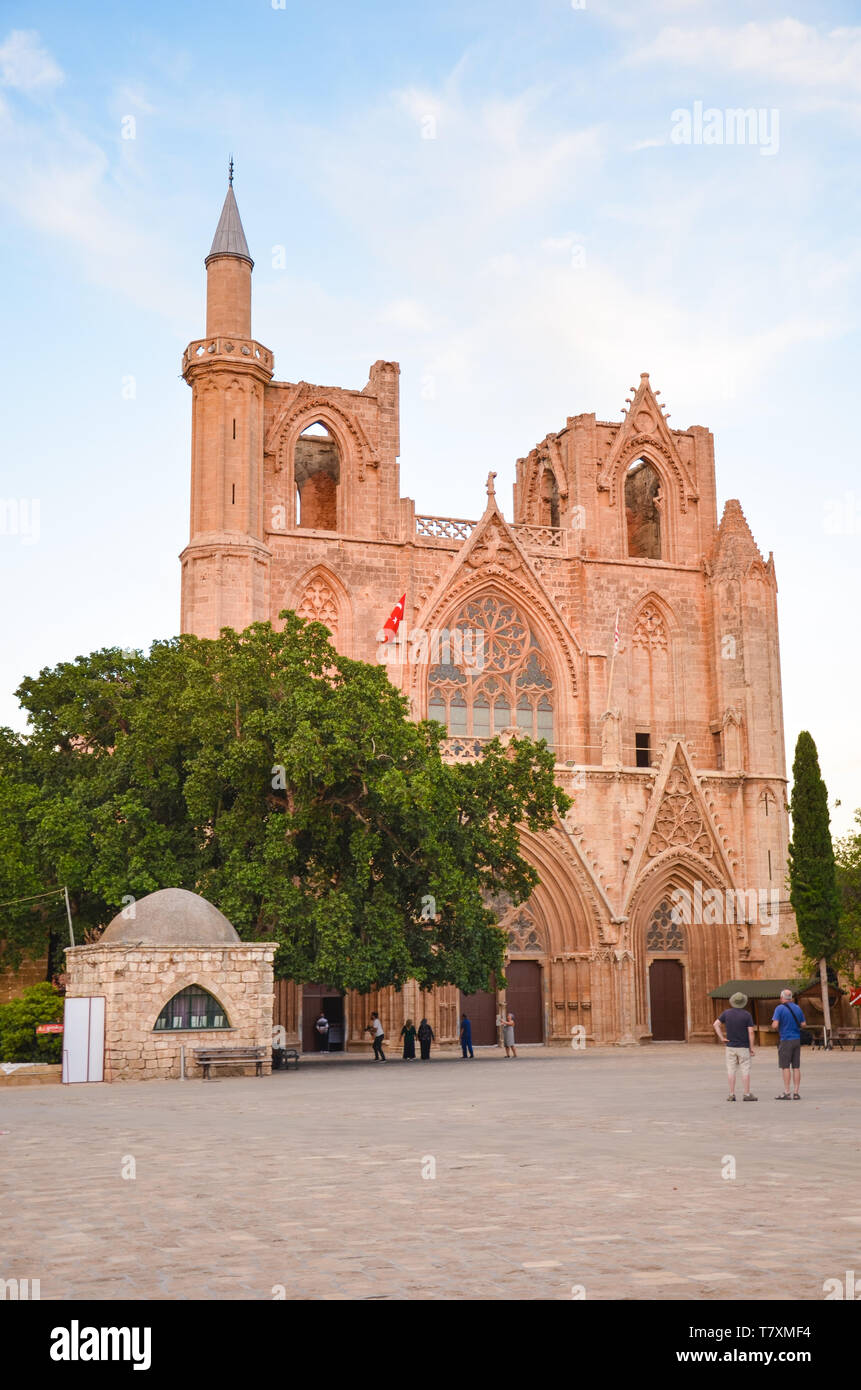 Famagusta, Zypern - Okt 3 2018: Lala Mustafa Pascha Moschee in Zypern Famagusta, Zypern an einem späten Abend in weiches Abendlicht. Ursprünglich katholische Kathedrale. Beliebte touristische Sehenswürdigkeit. Stockfoto