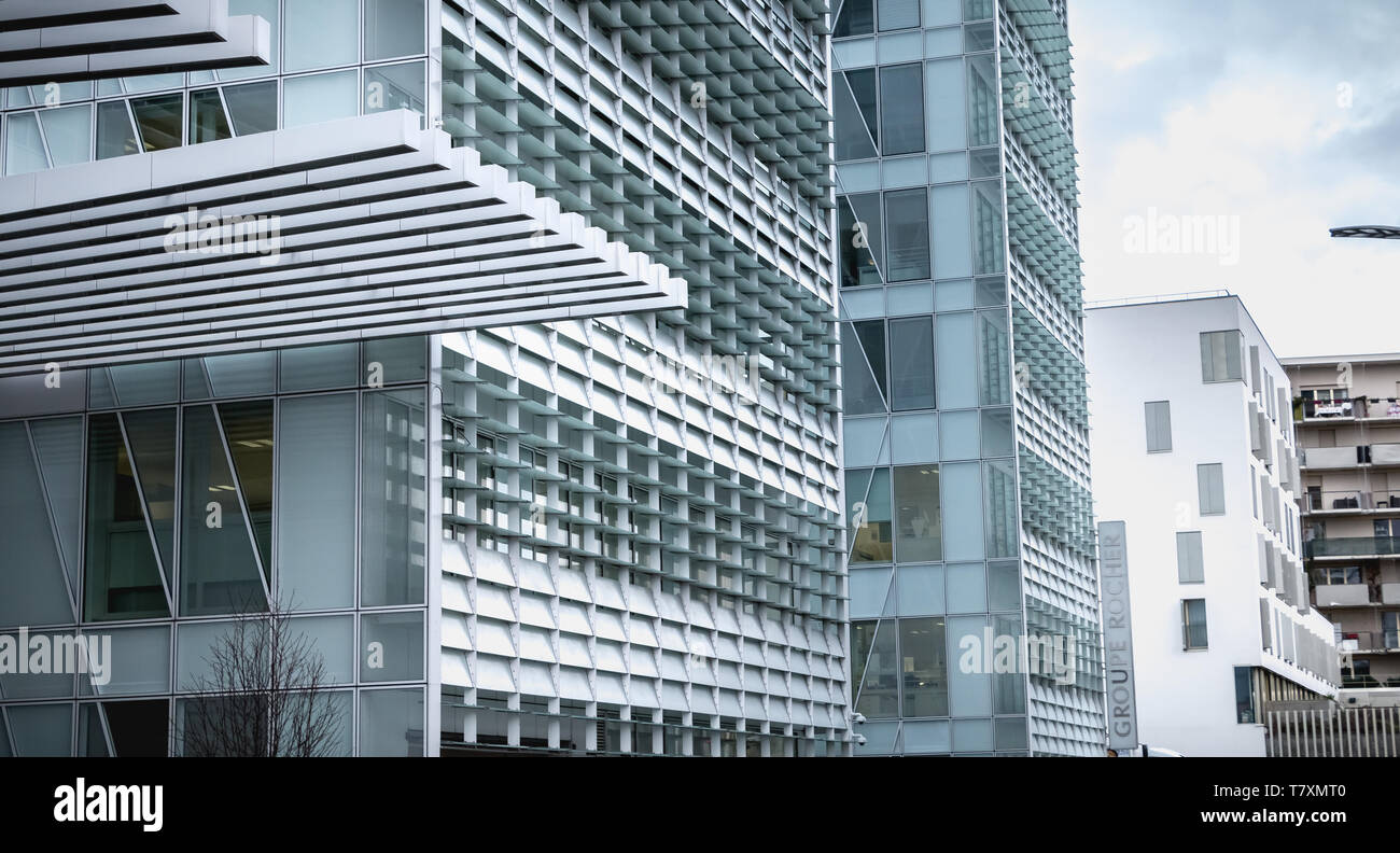 Issy les Moulineaux in der Nähe von Paris, Frankreich, 24. Januar 2018: die architektonischen Details des Hauptsitzes der Rocher Gruppe in den Vororten von Paris auf einer Winter Stockfoto