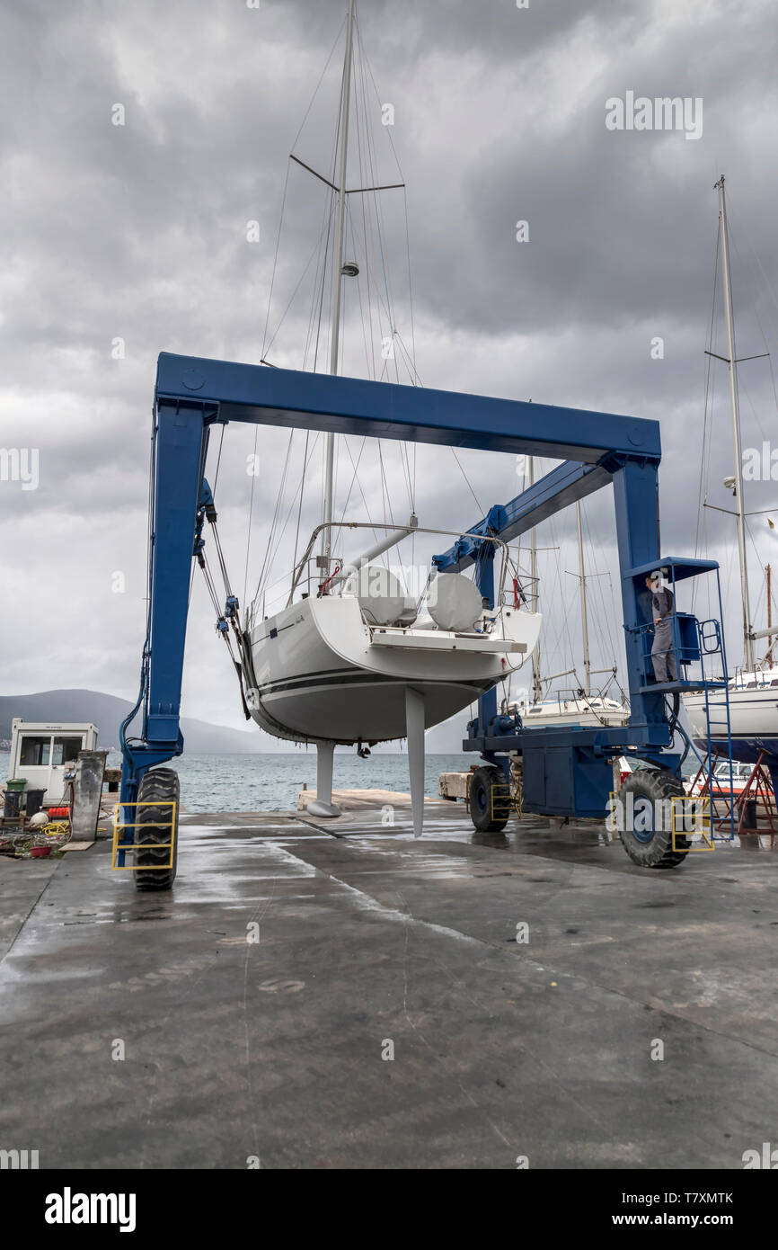 Tivat, Montenegro, 29. April 2019: Segelyacht Transport im Meer nach der Reparatur von Marina Mobilkran. Stockfoto