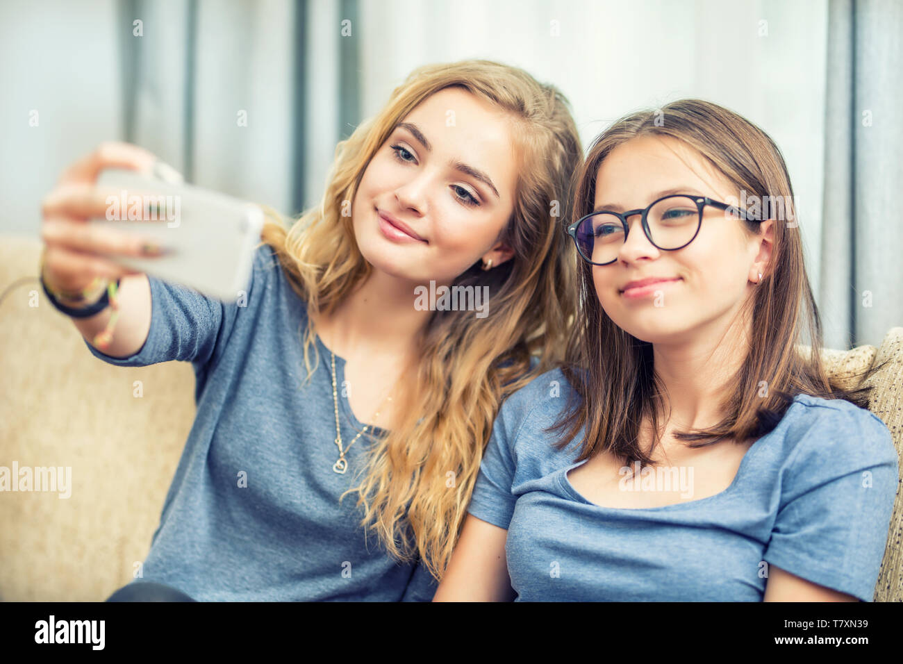 Zwei jugendlich Mädchen lächeln und einem selfie zusammen. Stockfoto