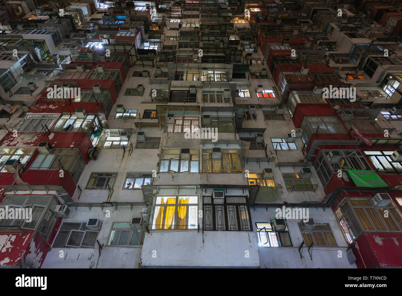 Nacht Blick auf ein altes, komplexes Apartment in Hongkong. Stockfoto