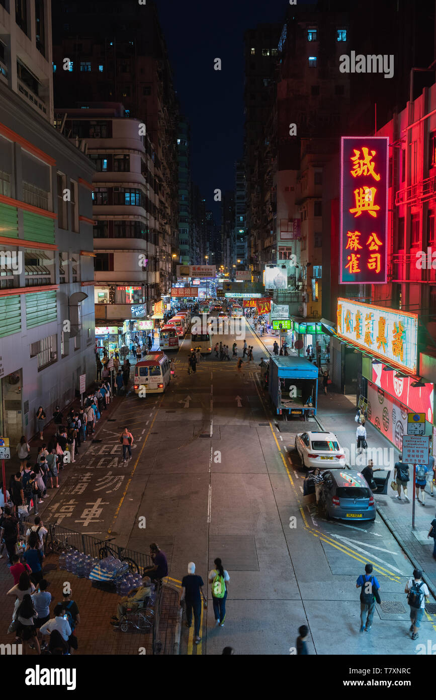Bei Nacht eine Bushaltestelle in Mong Kok in Hongkong, China. Stockfoto