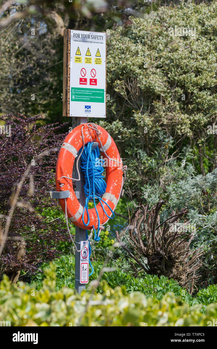 Rettungsring, AKA Ring Boje, Lifering, Lebensretter, Donut, Schwimmweste, Rettungsring, Kisby ring, Perry Boje. Lebensrettende Ring durch Wasser in Großbritannien. Stockfoto