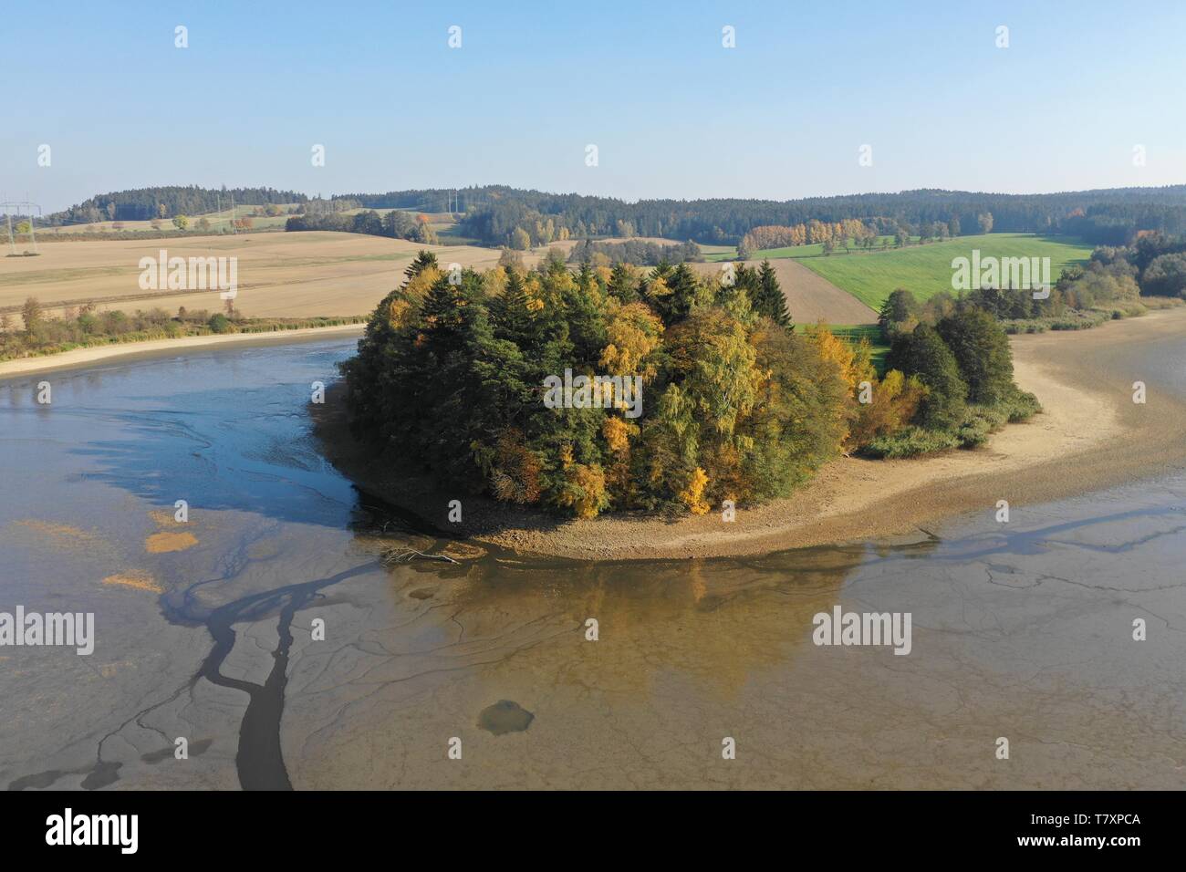 Luftbild von trockenen abgelassen Zucht Teich mit Schlamm. Karpfen, Barsch, Plötze und andere Fische Körper auf dem flachen Boden. Trockene Jahreszeit in Europa. Stockfoto