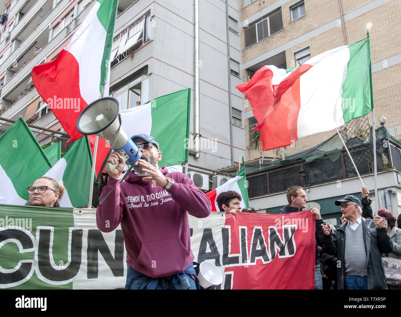 Rom, Italien. 08 Mai, 2019. Sit-ins der rechtsextremen Aktivisten der Partei der Casapound und einige Bewohner in der römischen Vororte von Casalbruciato gegen die Zuordnung durch die Gemeinde ein Rat haus zu einem Rom-Familie organisiert. Credit: Patrizia Cortellessa/Pacific Press/Alamy leben Nachrichten Stockfoto