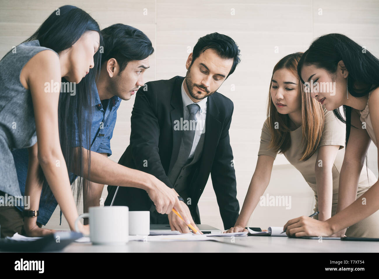 Gruppe von multi-ethnischen Geschäftspartner Ideen im Tagungsraum im Büro zu diskutieren. Menschen treffen Unternehmenskommunikation Teamarbeit Geschäftskonzept. Stockfoto