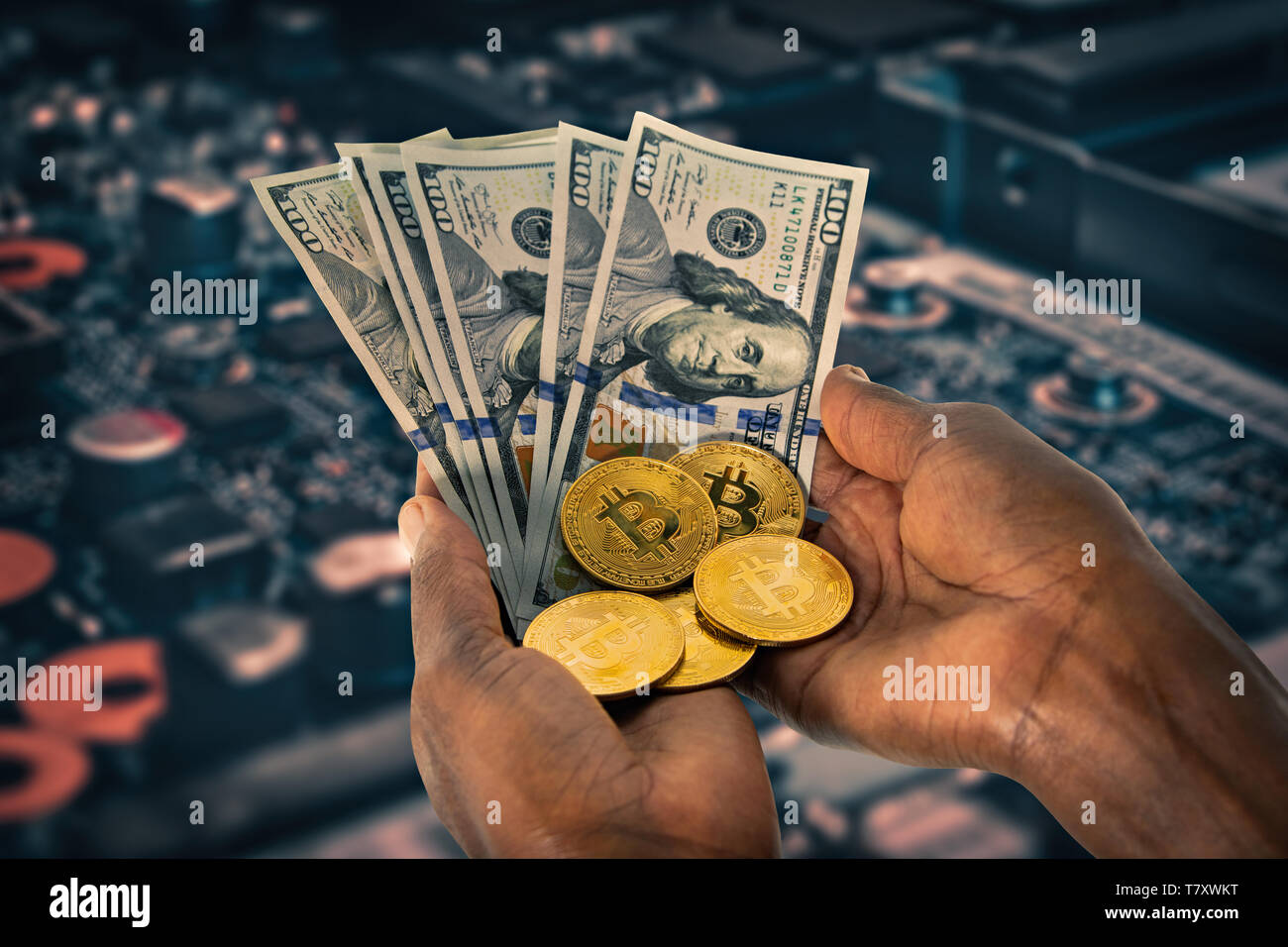 Afrikanische Frau Hände halten ein von Bitcoins und Dollar Stack, Stockfoto