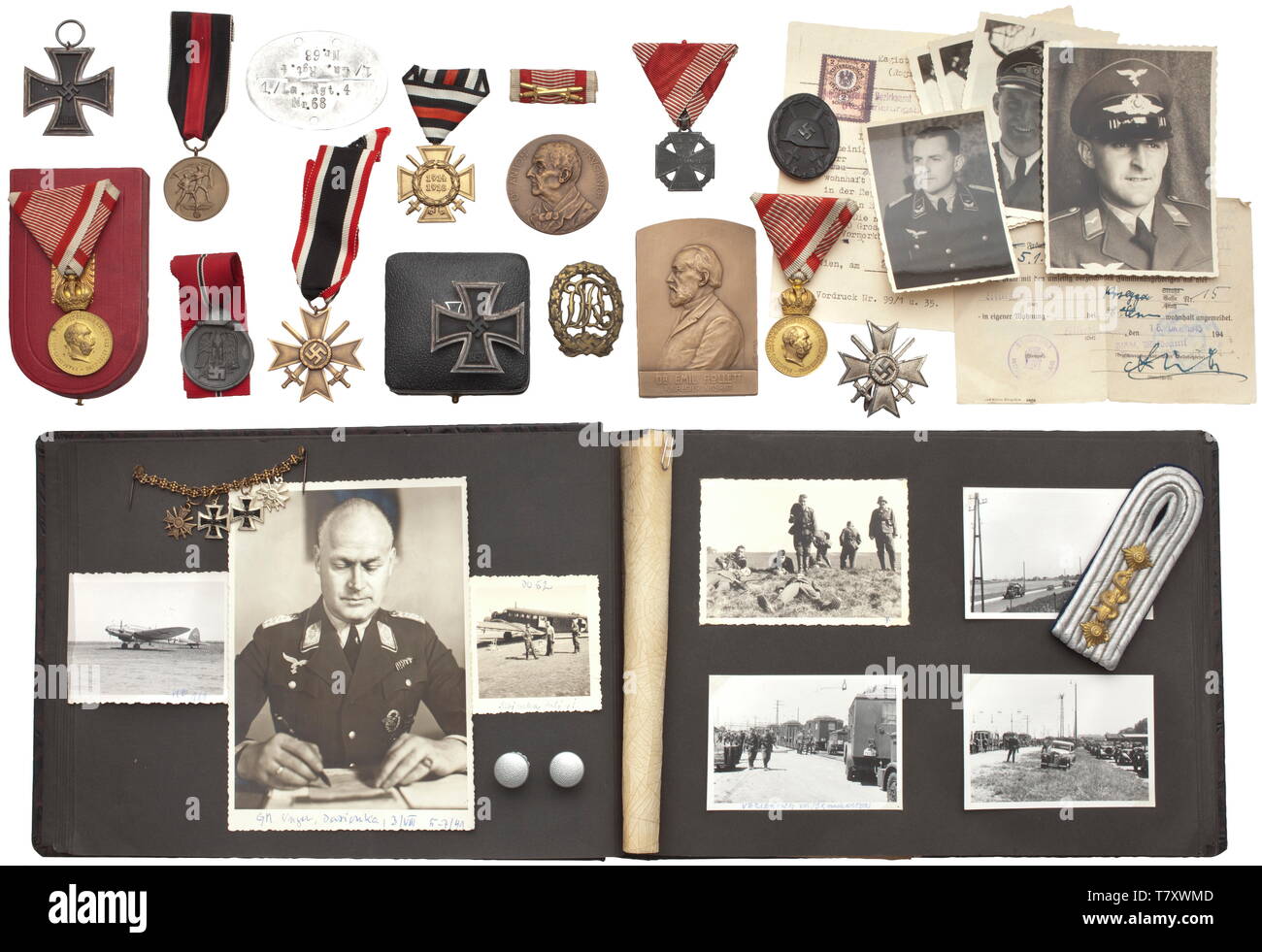 Der Nachlass von einer Luftfahrt Nachrichten Offizier. Eisernes Kreuz 1.Klasse von 1939, Cased (Hersteller Klein und Quenzer "65"), Krieg Verdienst Kreuz 1.Klasse (versilbert NE-Metall), Eisernes Kreuz 2.Klasse von 1939, Ostfront Medaille, Krieg Verdienst Kreuz 2.Klasse, Gedenkmedaille vom 1. Oktober 1938 (Sudetenland), Wunde Abzeichen in Schwarz, Sportabzeichen, zwei 'Signum-Laudis" Medaillen (Cased). Auch zwei Gedenktafeln, eine Miniaturen Kette in Form 1957, Identität disc. Enthalten ist ein Fotoalbum mit Bildern von Ausbildung, Flugzeuge etc. Historische, historische, Medaille, Orden, Ehrenzeichen, Medaillen,, Additional-Rights - Clearance-Info - Not-Available Stockfoto