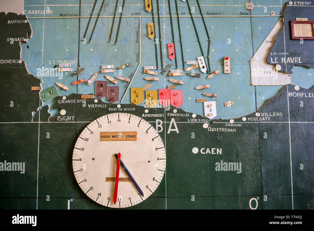 Die Strände der Landung und Tide Clock auf der Landkarte in der Karte Zimmer in Southwick House, Southwick Park, Portsmouth, das war das Nervenzentrum der Planung für die Landung in der Normandie und der Hauptsitz von General Dwight D. Eisenhower während des D-Day. Stockfoto