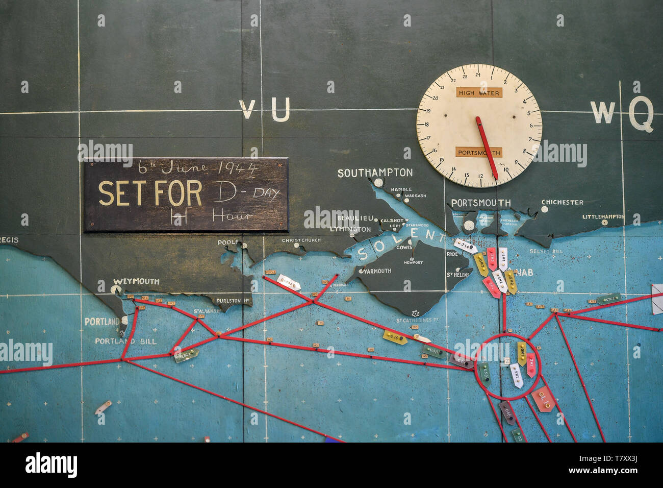 An der Südküste von England und ein Zeichen mit dem D-Day Date auf der Landkarte in der Karte Zimmer in Southwick House, Southwick Park, Portsmouth, das war das Nervenzentrum der Planung für die Landung in der Normandie und der Hauptsitz von General Dwight D. Eisenhower während des D-Day. Stockfoto