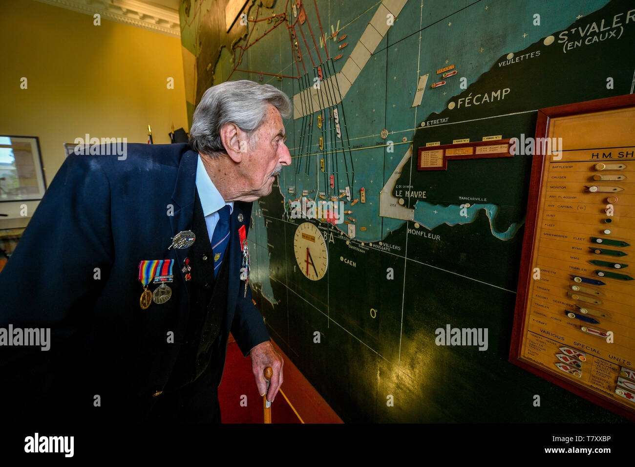 Leonard 'Ted' Emmings, 95, Blickt auf D-Day Informationen auf der riesigen Landkarte in der Karte Zimmer in Southwick House, Southwick Park, Portsmouth, das war das Nervenzentrum der Planung für die Landung in der Normandie und der Hauptsitz von General Dwight D. Eisenhower während des D-Day. Stockfoto